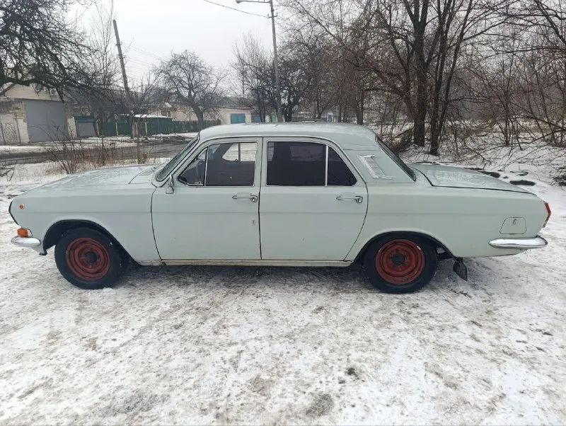 Продам волгу газ 24, объем двигателя 2,4 литра, год выпуска 1985, пробег родной 87 тыс. , по металлу живая, на полном ходу, резина новая, но только летняя, документы порядок, полное переоформление, подробнее по телефону +79490478170 цену вижу 150 с торгом 📲 tg: алексей "сыч" 📞 звоните: +7(949)0478170 - фотография - 4