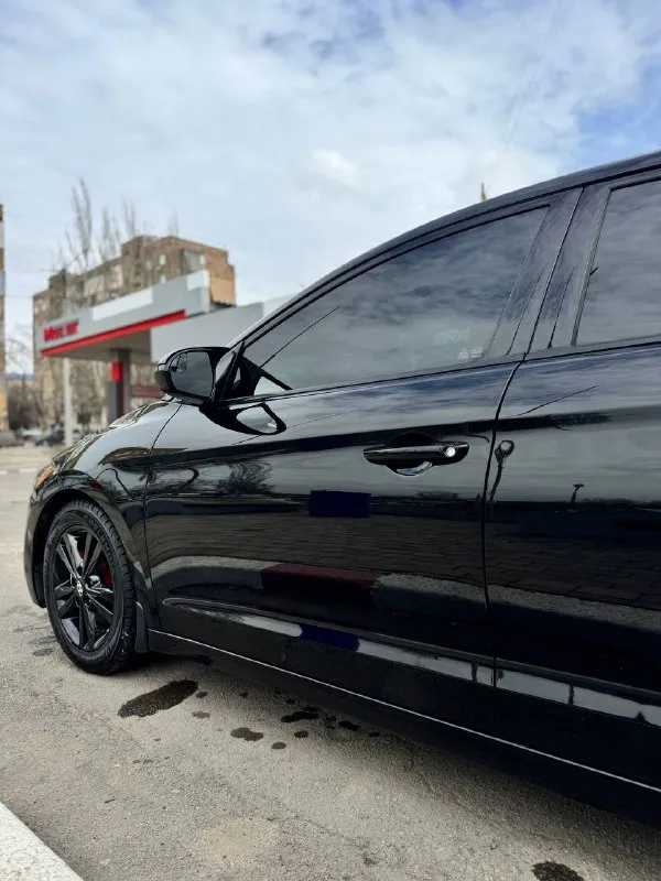 Hyundai elantra 2017 2 литра, автомат, пробег: 98 т. м. в идеальном как техническом так и внешне состоянии! ничего делать не нужно сел и катайся! мультируль, круиз, камера, датчики давления в шинах. перетянут руль, свежи крашеные диски на новой резине! в родном окрасе. полный пересвет. шумка: двери, капот. регулируемый выхлоп атм и много чего еще, все вопросы по телефону +79493359273 цена 1,7 обмен не интересен - фотография - 2