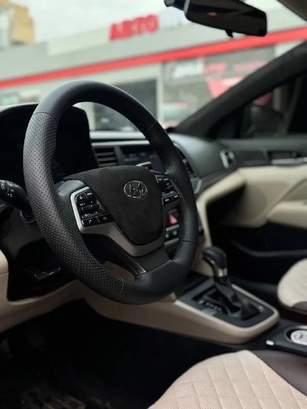 Hyundai elantra 2017 2 литра, автомат, пробег: 98 т. м. в идеальном как техническом так и внешне состоянии! ничего делать не нужно сел и катайся! мультируль, круиз, камера, датчики давления в шинах. перетянут руль, свежи крашеные диски на новой резине! в родном окрасе. полный пересвет. шумка: двери, капот. регулируемый выхлоп атм и много чего еще, все вопросы по телефону +79493359273 цена 1,7 обмен не интересен - фотография - 4