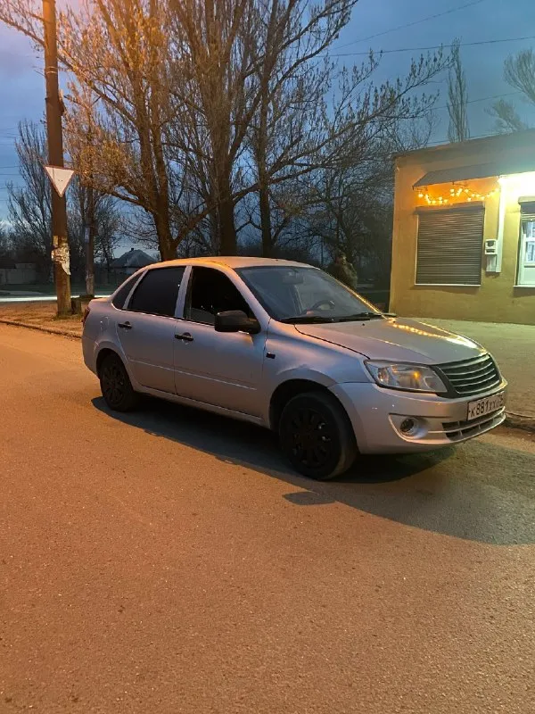 Продам ваз granta 2012г выпуска состояние нормально сел уехал ! из косяков видно по передним крылам есть косяки, документы чистые стс птс дкп все на руках! мотор коробка 5+ ходовая 5+ мячик не где не стучит не гремет салон в достойном состоянии! два этажа лэд фары свет очень хороший! электрика вся рабочая! остальные вопросы по телефону цена 310 торг реальному покупателю! возможен пригон ! +79493715761 +79894210688 📞 звоните: +7(949)3715761 - фотография - 1