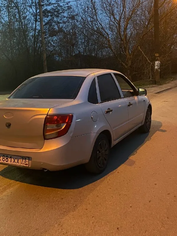 Продам ваз granta 2012г выпуска состояние нормально сел уехал ! из косяков видно по передним крылам есть косяки, документы чистые стс птс дкп все на руках! мотор коробка 5+ ходовая 5+ мячик не где не стучит не гремет салон в достойном состоянии! два этажа лэд фары свет очень хороший! электрика вся рабочая! остальные вопросы по телефону цена 310 торг реальному покупателю! возможен пригон ! +79493715761 +79894210688 📞 звоните: +7(949)3715761 - фотография - 4