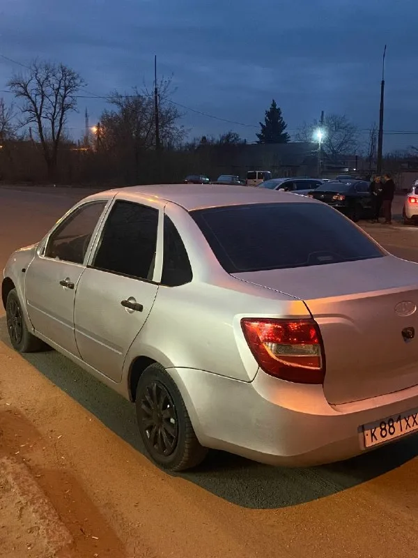 Продам ваз granta 2012г выпуска состояние нормально сел уехал ! из косяков видно по передним крылам есть косяки, документы чистые стс птс дкп все на руках! мотор коробка 5+ ходовая 5+ мячик не где не стучит не гремет салон в достойном состоянии! два этажа лэд фары свет очень хороший! электрика вся рабочая! остальные вопросы по телефону цена 310 торг реальному покупателю! возможен пригон ! +79493715761 +79894210688 📞 звоните: +7(949)3715761 - фотография - 5