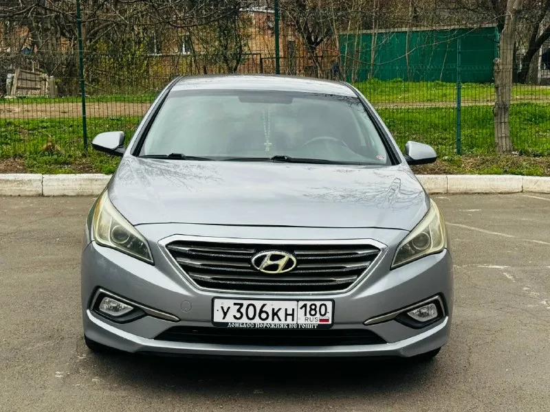 Продам личный автомобиль hyundai sonata 2.4 2017 года акпп, я хозяин владею уже 4 года, автомобиль в отличном состоянии без ￼ржавчин сколов гнили и вмятин, без дтп залогов штрафов арестов нет, коробка работает отлично без пинков стуков и прочего, мотор работает ровно посторонних звуков нету, не дымит не троит масло не жрет, задирав нету, масла менял полтора месяца назад. ходовая полностью обслужена, очень мягкая под низом стоит зашита полностью, пред максимальная комплектация. два ключа сервисная книга. резина зима практически новая откатала два месяца. комплект летних колёс. также отдам новые оригинальные стекла на фары. нету времени поменять. пробег оригинальный 144 миль, (230) км. пробег трассовой. в основном ездил на отдых на ней, авто надежный на дорогах чувствует себя уверено и бодро. в стороны не тянет, запаска не разу не доставалась. цена 1 200.000 руб реальному покупателю торг, перекупов просьба не беспокоить, +7 9496993249 олег. г донецк 📞 звоните: +7(949)6993249 - фотография - 1