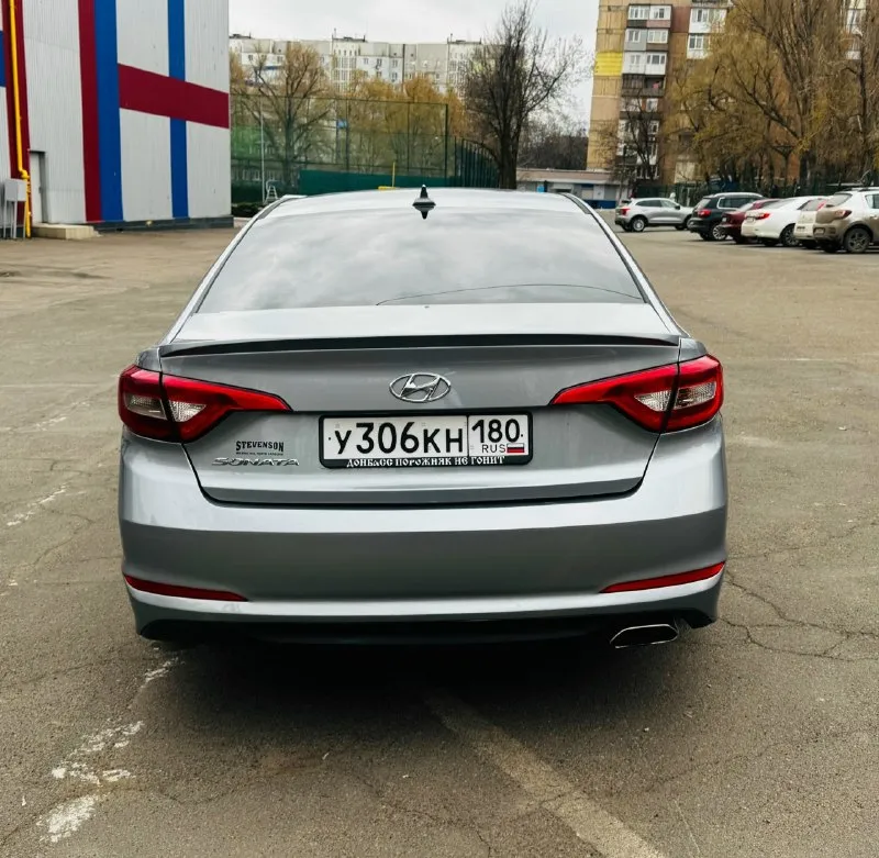 Продам личный автомобиль hyundai sonata 2.4 2017 года акпп, я хозяин владею уже 4 года, автомобиль в отличном состоянии без ￼ржавчин сколов гнили и вмятин, без дтп залогов штрафов арестов нет, коробка работает отлично без пинков стуков и прочего, мотор работает ровно посторонних звуков нету, не дымит не троит масло не жрет, задирав нету, масла менял полтора месяца назад. ходовая полностью обслужена, очень мягкая под низом стоит зашита полностью, пред максимальная комплектация. два ключа сервисная книга. резина зима практически новая откатала два месяца. комплект летних колёс. также отдам новые оригинальные стекла на фары. нету времени поменять. пробег оригинальный 144 миль, (230) км. пробег трассовой. в основном ездил на отдых на ней, авто надежный на дорогах чувствует себя уверено и бодро. в стороны не тянет, запаска не разу не доставалась. цена 1 200.000 руб реальному покупателю торг, перекупов просьба не беспокоить, +7 9496993249 олег. г донецк 📞 звоните: +7(949)6993249 - фотография - 3