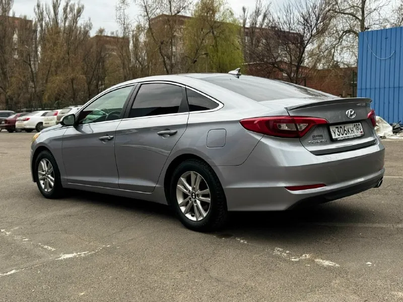 Продам личный автомобиль hyundai sonata 2.4 2017 года акпп, я хозяин владею уже 4 года, автомобиль в отличном состоянии без ￼ржавчин сколов гнили и вмятин, без дтп залогов штрафов арестов нет, коробка работает отлично без пинков стуков и прочего, мотор работает ровно посторонних звуков нету, не дымит не троит масло не жрет, задирав нету, масла менял полтора месяца назад. ходовая полностью обслужена, очень мягкая под низом стоит зашита полностью, пред максимальная комплектация. два ключа сервисная книга. резина зима практически новая откатала два месяца. комплект летних колёс. также отдам новые оригинальные стекла на фары. нету времени поменять. пробег оригинальный 144 миль, (230) км. пробег трассовой. в основном ездил на отдых на ней, авто надежный на дорогах чувствует себя уверено и бодро. в стороны не тянет, запаска не разу не доставалась. цена 1 200.000 руб реальному покупателю торг, перекупов просьба не беспокоить, +7 9496993249 олег. г донецк 📞 звоните: +7(949)6993249 - фотография - 4