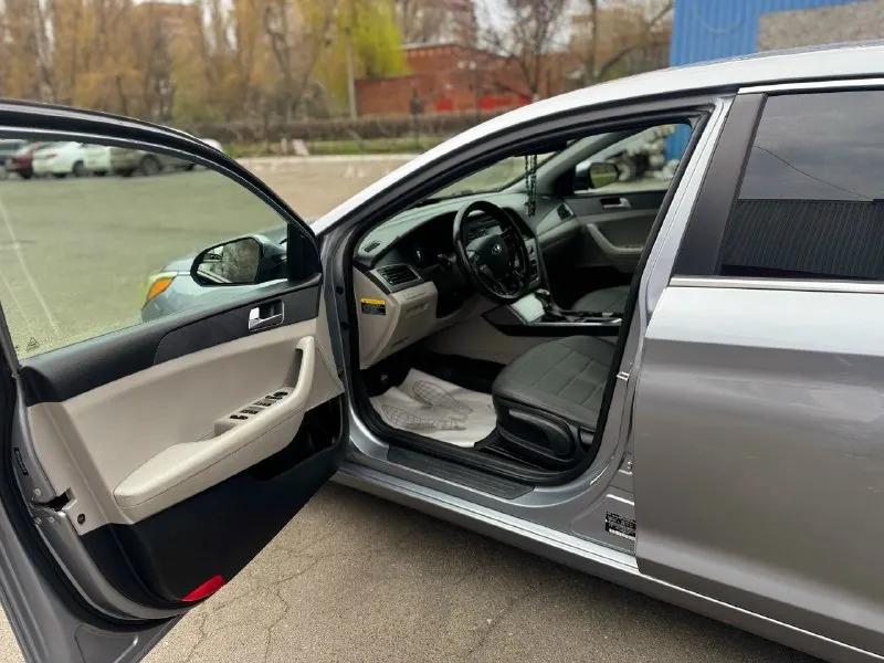 Продам личный автомобиль hyundai sonata 2.4 2017 года акпп, я хозяин владею уже 4 года, автомобиль в отличном состоянии без ￼ржавчин сколов гнили и вмятин, без дтп залогов штрафов арестов нет, коробка работает отлично без пинков стуков и прочего, мотор работает ровно посторонних звуков нету, не дымит не троит масло не жрет, задирав нету, масла менял полтора месяца назад. ходовая полностью обслужена, очень мягкая под низом стоит зашита полностью, пред максимальная комплектация. два ключа сервисная книга. резина зима практически новая откатала два месяца. комплект летних колёс. также отдам новые оригинальные стекла на фары. нету времени поменять. пробег оригинальный 144 миль, (230) км. пробег трассовой. в основном ездил на отдых на ней, авто надежный на дорогах чувствует себя уверено и бодро. в стороны не тянет, запаска не разу не доставалась. цена 1 200.000 руб реальному покупателю торг, перекупов просьба не беспокоить, +7 9496993249 олег. г донецк 📞 звоните: +7(949)6993249 - фотография - 5