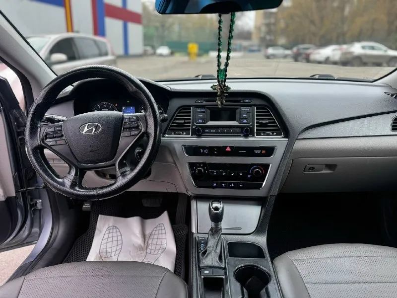 Продам личный автомобиль hyundai sonata 2.4 2017 года акпп, я хозяин владею уже 4 года, автомобиль в отличном состоянии без ￼ржавчин сколов гнили и вмятин, без дтп залогов штрафов арестов нет, коробка работает отлично без пинков стуков и прочего, мотор работает ровно посторонних звуков нету, не дымит не троит масло не жрет, задирав нету, масла менял полтора месяца назад. ходовая полностью обслужена, очень мягкая под низом стоит зашита полностью, пред максимальная комплектация. два ключа сервисная книга. резина зима практически новая откатала два месяца. комплект летних колёс. также отдам новые оригинальные стекла на фары. нету времени поменять. пробег оригинальный 144 миль, (230) км. пробег трассовой. в основном ездил на отдых на ней, авто надежный на дорогах чувствует себя уверено и бодро. в стороны не тянет, запаска не разу не доставалась. цена 1 200.000 руб реальному покупателю торг, перекупов просьба не беспокоить, +7 9496993249 олег. г донецк 📞 звоните: +7(949)6993249 - фотография - 6