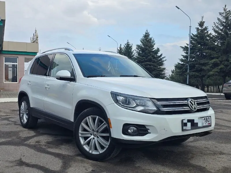 Продам личный автомобиль volkswagen tiguan 2014г. 2.0 акпп! родной пробег 103000км. комплектация: круиз контроль помощь при подъеме в горку кондиционер без ключевой доступ старт стоп подогрев сидений камера заднего вида кожаный салон полный мульти руль и тд. автомобиль в идеальнейшом состоянии, владею с 2022года, обслужевался только по оригиналу ! документы в полном порядке я хозяин, готов поехать на любое ваше сто, обмены не интересуют! перекупам не отдам ! цена 1.500 торг только после осмотра! +79493362118 г. макеевка 📞 звоните: +7(949)3362118 - фотография - 1