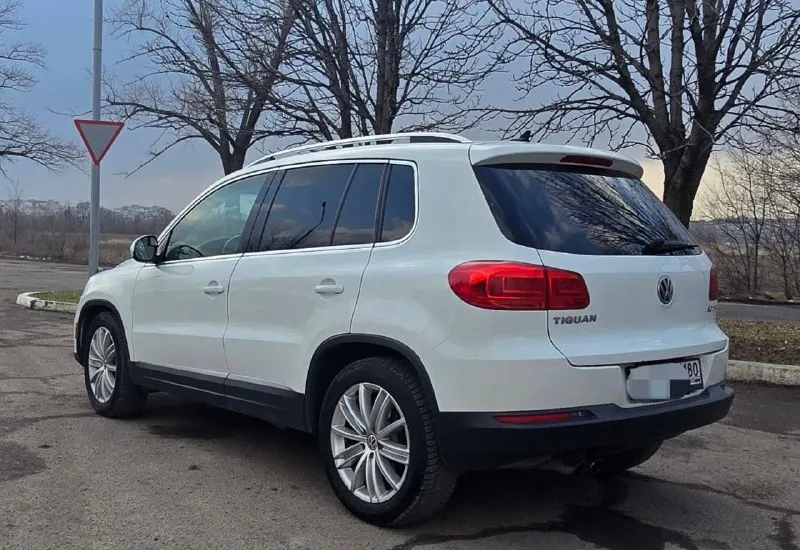 Продам личный автомобиль volkswagen tiguan 2014г. 2.0 акпп! родной пробег 103000км. комплектация: круиз контроль помощь при подъеме в горку кондиционер без ключевой доступ старт стоп подогрев сидений камера заднего вида кожаный салон полный мульти руль и тд. автомобиль в идеальнейшом состоянии, владею с 2022года, обслужевался только по оригиналу ! документы в полном порядке я хозяин, готов поехать на любое ваше сто, обмены не интересуют! перекупам не отдам ! цена 1.500 торг только после осмотра! +79493362118 г. макеевка 📞 звоните: +7(949)3362118 - фотография - 2