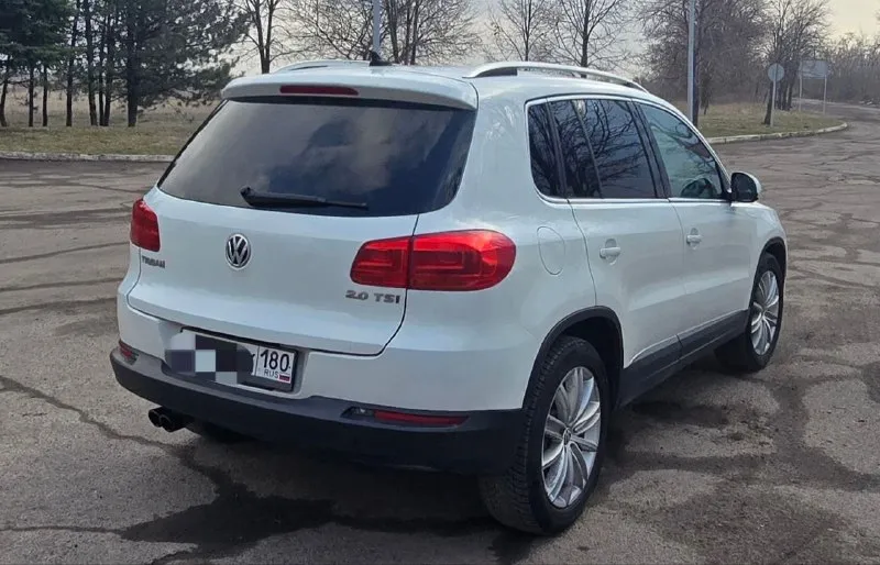 Продам личный автомобиль volkswagen tiguan 2014г. 2.0 акпп! родной пробег 103000км. комплектация: круиз контроль помощь при подъеме в горку кондиционер без ключевой доступ старт стоп подогрев сидений камера заднего вида кожаный салон полный мульти руль и тд. автомобиль в идеальнейшом состоянии, владею с 2022года, обслужевался только по оригиналу ! документы в полном порядке я хозяин, готов поехать на любое ваше сто, обмены не интересуют! перекупам не отдам ! цена 1.500 торг только после осмотра! +79493362118 г. макеевка 📞 звоните: +7(949)3362118 - фотография - 3