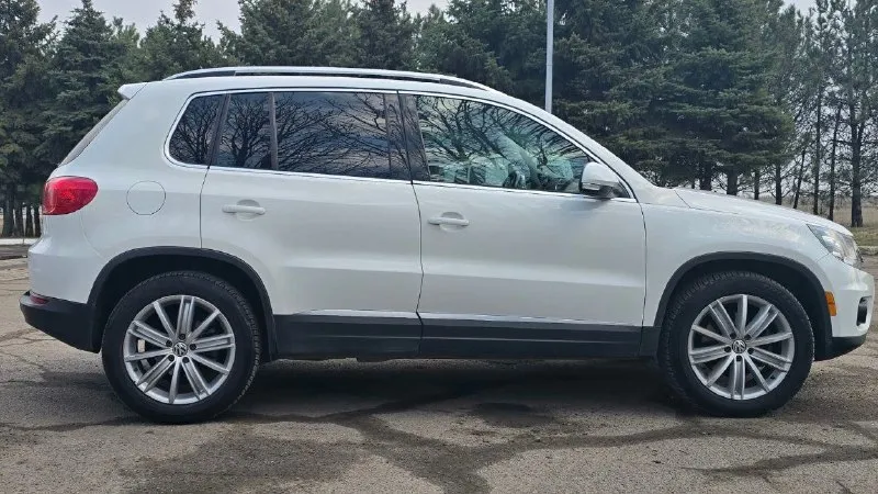 Продам личный автомобиль volkswagen tiguan 2014г. 2.0 акпп! родной пробег 103000км. комплектация: круиз контроль помощь при подъеме в горку кондиционер без ключевой доступ старт стоп подогрев сидений камера заднего вида кожаный салон полный мульти руль и тд. автомобиль в идеальнейшом состоянии, владею с 2022года, обслужевался только по оригиналу ! документы в полном порядке я хозяин, готов поехать на любое ваше сто, обмены не интересуют! перекупам не отдам ! цена 1.500 торг только после осмотра! +79493362118 г. макеевка 📞 звоните: +7(949)3362118 - фотография - 4