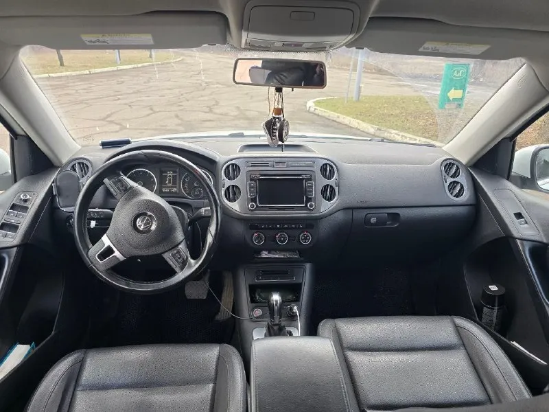 Продам личный автомобиль volkswagen tiguan 2014г. 2.0 акпп! родной пробег 103000км. комплектация: круиз контроль помощь при подъеме в горку кондиционер без ключевой доступ старт стоп подогрев сидений камера заднего вида кожаный салон полный мульти руль и тд. автомобиль в идеальнейшом состоянии, владею с 2022года, обслужевался только по оригиналу ! документы в полном порядке я хозяин, готов поехать на любое ваше сто, обмены не интересуют! перекупам не отдам ! цена 1.500 торг только после осмотра! +79493362118 г. макеевка 📞 звоните: +7(949)3362118 - фотография - 5