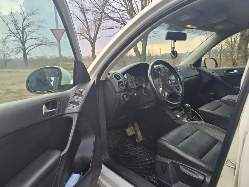 Продам личный автомобиль volkswagen tiguan 2014г. 2.0 акпп! родной пробег 103000км. комплектация: круиз контроль помощь при подъеме в горку кондиционер без ключевой доступ старт стоп подогрев сидений камера заднего вида кожаный салон полный мульти руль и тд. автомобиль в идеальнейшом состоянии, владею с 2022года, обслужевался только по оригиналу ! документы в полном порядке я хозяин, готов поехать на любое ваше сто, обмены не интересуют! перекупам не отдам ! цена 1.500 торг только после осмотра! +79493362118 г. макеевка 📞 звоните: +7(949)3362118 - фотография - 8