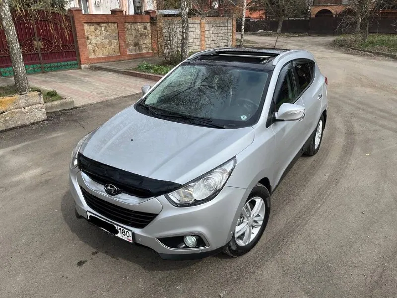 Продам hyundai ix35 sls год выпуска: 2011 пробег: 204 000 км (родной пробег ) двигатель: 2.0 бензин коробка передач: автомат привод: полный учет: местный все стекла родные ! автомобиль полностью обслужен, включая шлицы полного привода и панорамную крышу. двигатель в идеальном состоянии, без задиров. максимальная комплектация. особенности и оборудование: • панорамная крыша • бесключевой доступ и запуск двигателя с кнопки start-stop • родной кожаный салон • аудиосистема hannibal sounds (6 колонок, сабвуфер в штатном месте) • камера заднего вида full hd и парктроники • gps-навигация • hands-free bluetooth с управлением на руле • круиз-контроль и система спуска с горы • блокировка дифференциала • датчики света и дождя • обогрев сидений (4 зоны) • двухзонный климат-контроль • gsm-сигнализация с автозапуском • два комплекта резины автомобиль готов к осмотру в донецке. прилег техосмотр ! цена: 1 290 000 руб. возможен торг телефон для связи: +7 949 590 53 26 - фотография - 2