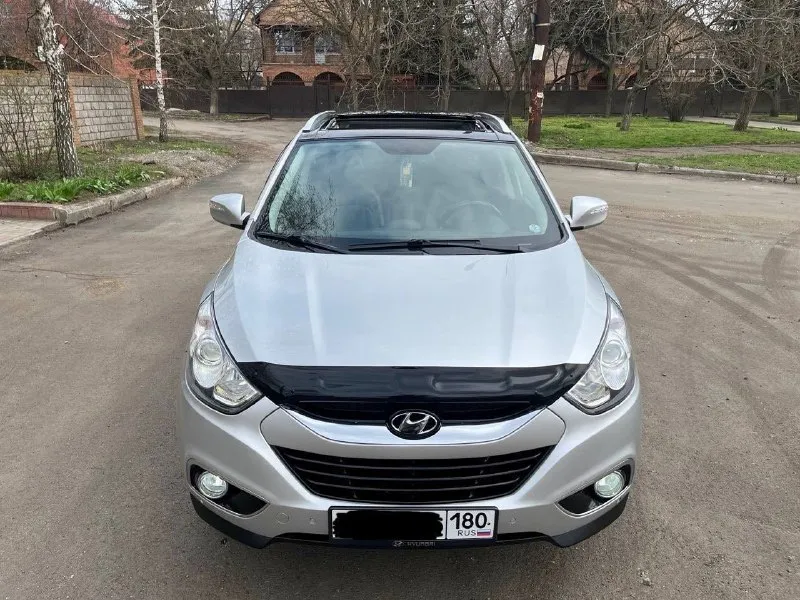 Продам hyundai ix35 sls год выпуска: 2011 пробег: 204 000 км (родной пробег ) двигатель: 2.0 бензин коробка передач: автомат привод: полный учет: местный все стекла родные ! автомобиль полностью обслужен, включая шлицы полного привода и панорамную крышу. двигатель в идеальном состоянии, без задиров. максимальная комплектация. особенности и оборудование: • панорамная крыша • бесключевой доступ и запуск двигателя с кнопки start-stop • родной кожаный салон • аудиосистема hannibal sounds (6 колонок, сабвуфер в штатном месте) • камера заднего вида full hd и парктроники • gps-навигация • hands-free bluetooth с управлением на руле • круиз-контроль и система спуска с горы • блокировка дифференциала • датчики света и дождя • обогрев сидений (4 зоны) • двухзонный климат-контроль • gsm-сигнализация с автозапуском • два комплекта резины автомобиль готов к осмотру в донецке. прилег техосмотр ! цена: 1 290 000 руб. возможен торг телефон для связи: +7 949 590 53 26 - фотография - 3