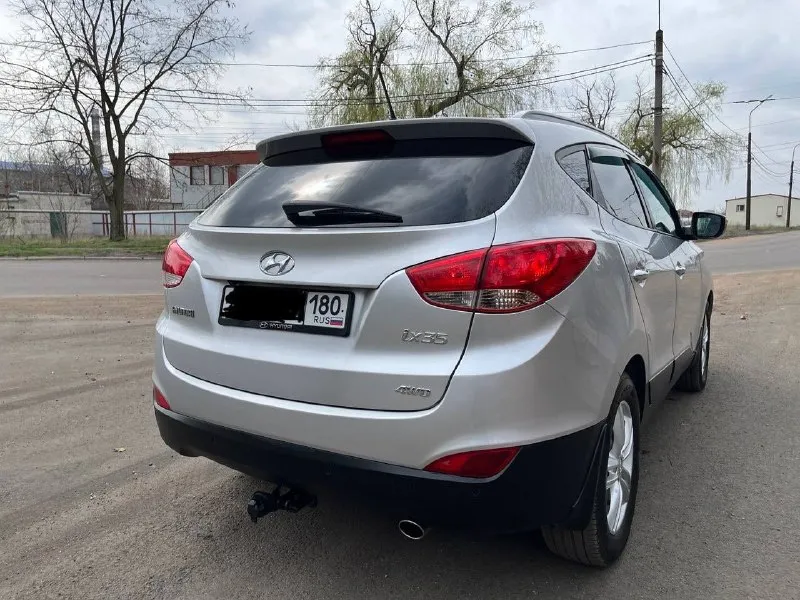Продам hyundai ix35 sls год выпуска: 2011 пробег: 204 000 км (родной пробег ) двигатель: 2.0 бензин коробка передач: автомат привод: полный учет: местный все стекла родные ! автомобиль полностью обслужен, включая шлицы полного привода и панорамную крышу. двигатель в идеальном состоянии, без задиров. максимальная комплектация. особенности и оборудование: • панорамная крыша • бесключевой доступ и запуск двигателя с кнопки start-stop • родной кожаный салон • аудиосистема hannibal sounds (6 колонок, сабвуфер в штатном месте) • камера заднего вида full hd и парктроники • gps-навигация • hands-free bluetooth с управлением на руле • круиз-контроль и система спуска с горы • блокировка дифференциала • датчики света и дождя • обогрев сидений (4 зоны) • двухзонный климат-контроль • gsm-сигнализация с автозапуском • два комплекта резины автомобиль готов к осмотру в донецке. прилег техосмотр ! цена: 1 290 000 руб. возможен торг телефон для связи: +7 949 590 53 26 - фотография - 5
