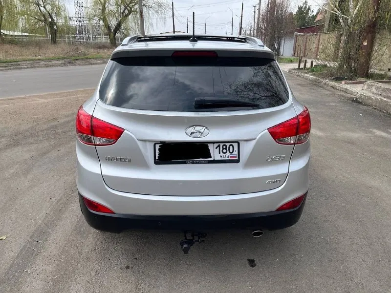 Продам hyundai ix35 sls год выпуска: 2011 пробег: 204 000 км (родной пробег ) двигатель: 2.0 бензин коробка передач: автомат привод: полный учет: местный все стекла родные ! автомобиль полностью обслужен, включая шлицы полного привода и панорамную крышу. двигатель в идеальном состоянии, без задиров. максимальная комплектация. особенности и оборудование: • панорамная крыша • бесключевой доступ и запуск двигателя с кнопки start-stop • родной кожаный салон • аудиосистема hannibal sounds (6 колонок, сабвуфер в штатном месте) • камера заднего вида full hd и парктроники • gps-навигация • hands-free bluetooth с управлением на руле • круиз-контроль и система спуска с горы • блокировка дифференциала • датчики света и дождя • обогрев сидений (4 зоны) • двухзонный климат-контроль • gsm-сигнализация с автозапуском • два комплекта резины автомобиль готов к осмотру в донецке. прилег техосмотр ! цена: 1 290 000 руб. возможен торг телефон для связи: +7 949 590 53 26 - фотография - 6