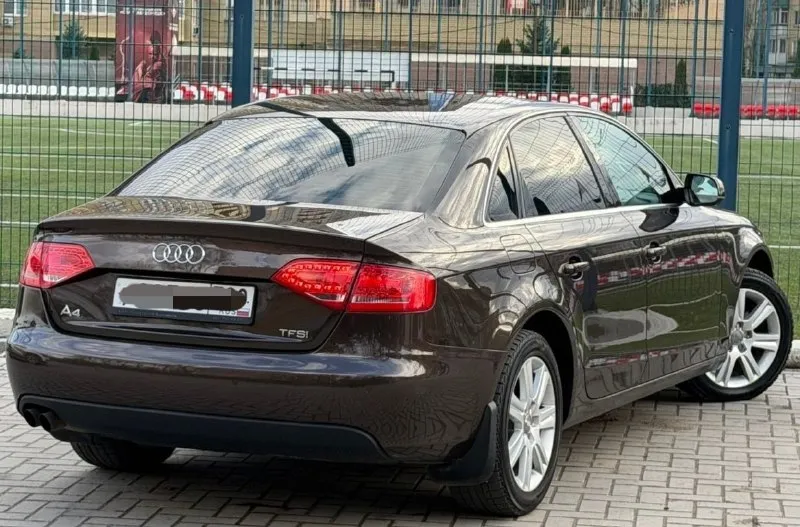 Продам audi a4 b8, 2012 года выпуска, объем двигателя 1.8 tfsi 160 л. с, автомат, родной пробег 195.000, комфортный, надежный седан. авто в идеальном состоянии как внешне так и технически, технически не требует вложений от слова совсем, авто полностью обслужен, двигатель работает тихо и ровно, без каких либо посторонних звуков, по ходовой части нечего не стучит, не гремит, электрика полностью вся в рабочем состоянии, работает каждая кнопка! кузов в идеале без нюансов, салон комбинированный, чистый опрятный, не прокуренный не затерт комплектация: бесключевой доступ, запуск двигателя старт стоп, парктроники с переди и зади, электро ручник, avto hold, датчик дождя и света, подогрев сидений, подогрев зеркал, подогрев переднего и заднего стекла, климат контроль 3-зонный, адаптивный свет, авто свет, омыватель фар, премиальная музыка, бортовой компьютер, и многое другое для комфортного вождения. по документам любой вид оформления. цена 1220.000 +7949-564-4736 +7949-693-5850 - фотография - 5