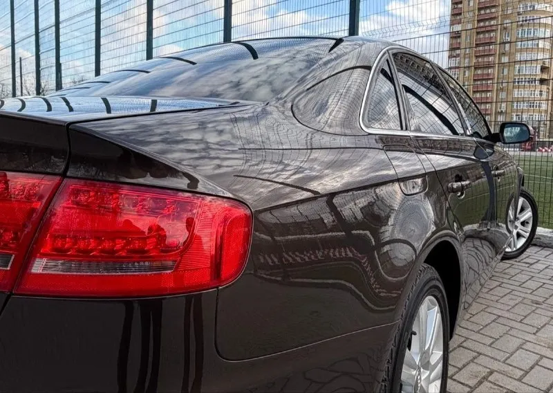 Продам audi a4 b8, 2012 года выпуска, объем двигателя 1.8 tfsi 160 л. с, автомат, родной пробег 195.000, комфортный, надежный седан. авто в идеальном состоянии как внешне так и технически, технически не требует вложений от слова совсем, авто полностью обслужен, двигатель работает тихо и ровно, без каких либо посторонних звуков, по ходовой части нечего не стучит, не гремит, электрика полностью вся в рабочем состоянии, работает каждая кнопка! кузов в идеале без нюансов, салон комбинированный, чистый опрятный, не прокуренный не затерт комплектация: бесключевой доступ, запуск двигателя старт стоп, парктроники с переди и зади, электро ручник, avto hold, датчик дождя и света, подогрев сидений, подогрев зеркал, подогрев переднего и заднего стекла, климат контроль 3-зонный, адаптивный свет, авто свет, омыватель фар, премиальная музыка, бортовой компьютер, и многое другое для комфортного вождения. по документам любой вид оформления. цена 1220.000 +7949-564-4736 +7949-693-5850 - фотография - 7