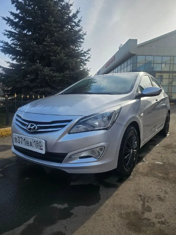 Hyundai solaris 1 рейсталинг год выпуска -2015 1.4 акпп пробег 182000км комплектация: • бортовой компьютер; • мультимедиа, usb, aux; • кондиционер; • электрообогрев передних сидений; • обогрев зоны дворников • подушки безопасности водителя, пассажира; •4 электростеклоподъёмника; • балонный ключ; • установлено новое лобовое стекло • установлены led лампы ( ближнего и дальнего света ) отрегулированны на стенде •мультируль •электрорегулировка высоты ламп •электрорегулировка зеркал •светодиодные дневные ходовые огни без штрафов, запретов и залогов. кондиционер работает исправно. печка греет. перед зимой производилась химчистка салона. на пороге была маленькая вмятина, предыдущий хозяин ее подкрашивал. в остальном кузов и лкп оригинал. ввиду возраста и особенностей эксплуатации автомобиля, обращаем ваше внимание, что на автомобиле возможно наличие следов естественной эксплуатации в виде мелких сколов/царапин. 830000 руб торг добрым людям. +79493181370 - фотография - 1
