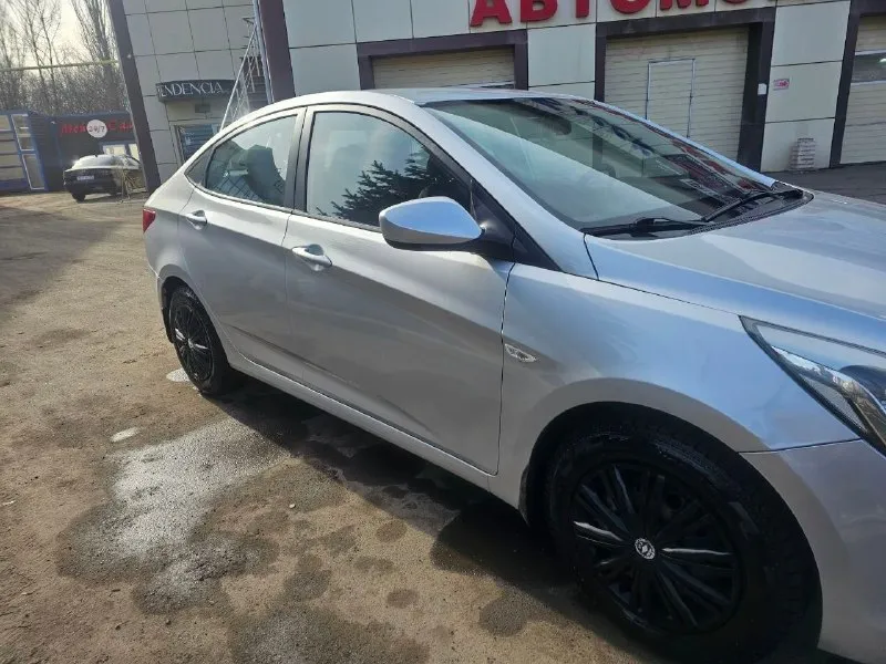 Hyundai solaris 1 рейсталинг год выпуска -2015 1.4 акпп пробег 182000км комплектация: • бортовой компьютер; • мультимедиа, usb, aux; • кондиционер; • электрообогрев передних сидений; • обогрев зоны дворников • подушки безопасности водителя, пассажира; •4 электростеклоподъёмника; • балонный ключ; • установлено новое лобовое стекло • установлены led лампы ( ближнего и дальнего света ) отрегулированны на стенде •мультируль •электрорегулировка высоты ламп •электрорегулировка зеркал •светодиодные дневные ходовые огни без штрафов, запретов и залогов. кондиционер работает исправно. печка греет. перед зимой производилась химчистка салона. на пороге была маленькая вмятина, предыдущий хозяин ее подкрашивал. в остальном кузов и лкп оригинал. ввиду возраста и особенностей эксплуатации автомобиля, обращаем ваше внимание, что на автомобиле возможно наличие следов естественной эксплуатации в виде мелких сколов/царапин. 830000 руб торг добрым людям. +79493181370 - фотография - 2