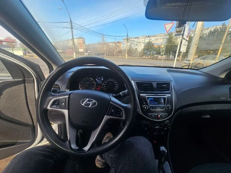 Hyundai solaris 1 рейсталинг год выпуска -2015 1.4 акпп пробег 182000км комплектация: • бортовой компьютер; • мультимедиа, usb, aux; • кондиционер; • электрообогрев передних сидений; • обогрев зоны дворников • подушки безопасности водителя, пассажира; •4 электростеклоподъёмника; • балонный ключ; • установлено новое лобовое стекло • установлены led лампы ( ближнего и дальнего света ) отрегулированны на стенде •мультируль •электрорегулировка высоты ламп •электрорегулировка зеркал •светодиодные дневные ходовые огни без штрафов, запретов и залогов. кондиционер работает исправно. печка греет. перед зимой производилась химчистка салона. на пороге была маленькая вмятина, предыдущий хозяин ее подкрашивал. в остальном кузов и лкп оригинал. ввиду возраста и особенностей эксплуатации автомобиля, обращаем ваше внимание, что на автомобиле возможно наличие следов естественной эксплуатации в виде мелких сколов/царапин. 830000 руб торг добрым людям. +79493181370 - фотография - 3