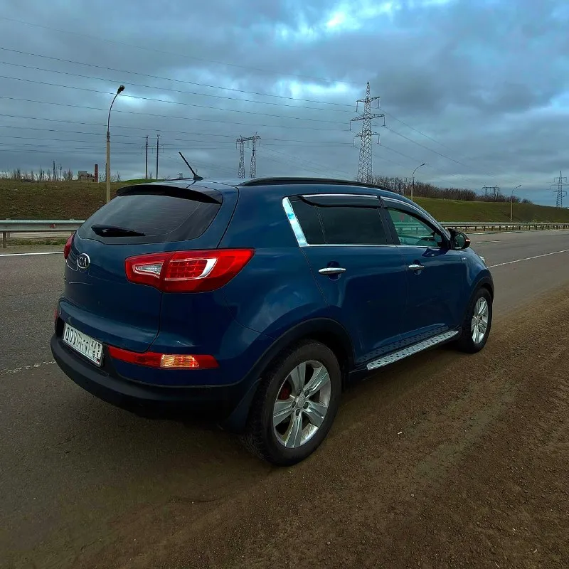Kia sportage 2.0/150 лошадей
Автомат полный привод в отличном состояниии.
Шикарно выглядит как изнутри так и снаружи
Красивый глубокий темно-синий цвет кузова.
180 000 Пробега по одометру
В 2011 выехала с автосалона
По факту 4 владельца
По технической части без нареканий от слова совсем
Работает ровно без расхода масла, не трясется не дымит, не троит. Резвый отклик на педаль газа
Коробка листает незаметно как на высоких так и на низких оборотах
Подвеска не гремит, машину не трясет ни на маленькой ни на большой скорости
Тормоза без биения скрипов и прочих недочетов
Абс отрабатывает
Ручник держит
Салон очень опрятный, без царапин, выгоревшего пластика, что редкость для автомобиля такого года выпуска. Сидения без чехлов, не просиженные, не пропаленные. Два комплекта ковриков.
Все фары, лампы, кнопки
Работают
Двухзонный климат контроль работает
Кондер как в морозильной камере
Отопитель как в сауне
Мультимедиа с блютузом голосовым управлением, управлением с кно
📞 Звоните: +7(949)7325105 - фотография - 3
