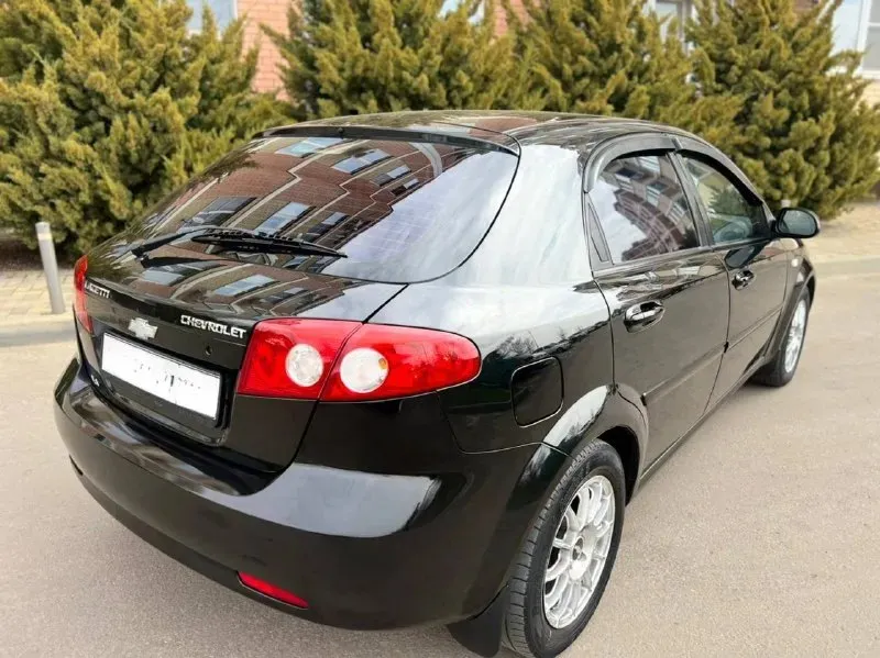 Продам chevrolet lacetti автомобиль в отличном состоянии! Авто вложений не требует. 2007 год выпуска. В дтп не участвовал. Пробег 179.000км. В техническом плане всё обслужено, ходовая не гремит, не стучит, что нужно было сделано, двигатель шепчет, не троит и не дымит и масло не расходует, коробка включается отлично, не хрустит, не выбивает. По салону тоже всё хорошо чистый и опрятный, не прокурен, по салону всё работает до каждой кнопочки и лампочки, кузов без гнили и рыжиков, выглядит также как на фото, днище, пороги, стаканы в отличном состоянии. Комплектация кондиционер рабочий. Гур. Эл зеркала. 4 стеклоподъемника. Литые диски р15. Подушки безопасности, abs. Esp. Противотуманки. Сенсорная магнитола планшет на android с bluetooth. Отличный комфортный авто. Езжу каждый день, готова к дальнейшей эксплуатации на любое расстояние. Всё менялось вовремя как положено. Т. О. Пройдено 2.тыс. Км назад. Торг естественно есть но обоснован и возле капота. Всем добра!!! Цена 540,000
📞 Звоните: +7(949)6415532 - фотография - 5