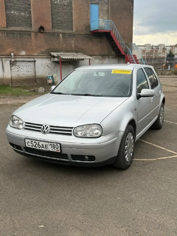 Продам volkswagen golf 4, двигатель бензиновый 1.6, коробка механика. пробег 242.000 км. автомобиль пригнан из германии в 2021 году, птс оригинал, один владелец, без дтп. документы в порядке, переоформление без проблем. авто в хорошем состоянии, полностью исправен. никаких вложений не требует, кондиционер холодит, печка греет, все кнопки работают, подвеска недавно перебиралась. двигатель сухой, без течей, мкпп работает четко, без хрустов и люфтов. кузов без коррозии, красить/варить ничего не нужно. есть музыка, гур, 4 электростеклоподьемника, электрорегулировка зеркал. очень приятный и комфортный авто на каждый день. цена 445.000, осмотр в макеевке. телефон для связи: +7 (949) 068-43-63 📞 звоните: +7(949)0684363 - фотография - 1