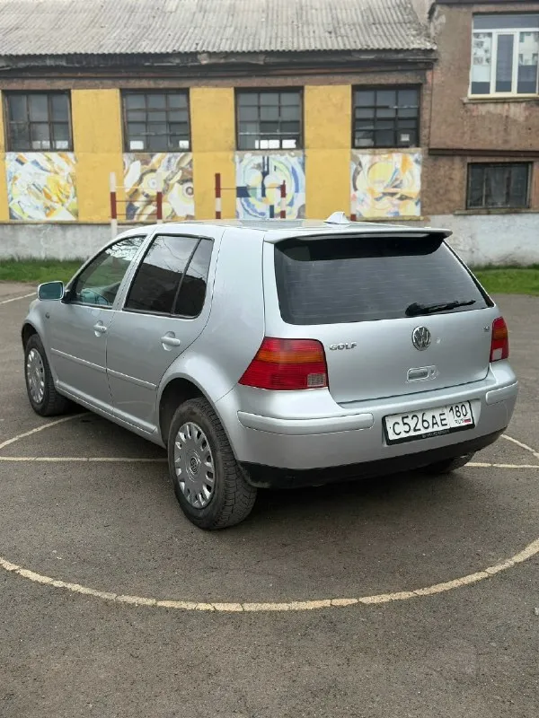 Продам volkswagen golf 4, двигатель бензиновый 1.6, коробка механика. пробег 242.000 км. автомобиль пригнан из германии в 2021 году, птс оригинал, один владелец, без дтп. документы в порядке, переоформление без проблем. авто в хорошем состоянии, полностью исправен. никаких вложений не требует, кондиционер холодит, печка греет, все кнопки работают, подвеска недавно перебиралась. двигатель сухой, без течей, мкпп работает четко, без хрустов и люфтов. кузов без коррозии, красить/варить ничего не нужно. есть музыка, гур, 4 электростеклоподьемника, электрорегулировка зеркал. очень приятный и комфортный авто на каждый день. цена 445.000, осмотр в макеевке. телефон для связи: +7 (949) 068-43-63 📞 звоните: +7(949)0684363 - фотография - 4