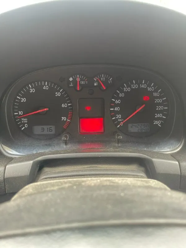 Продам volkswagen golf 4, двигатель бензиновый 1.6, коробка механика. пробег 242.000 км. автомобиль пригнан из германии в 2021 году, птс оригинал, один владелец, без дтп. документы в порядке, переоформление без проблем. авто в хорошем состоянии, полностью исправен. никаких вложений не требует, кондиционер холодит, печка греет, все кнопки работают, подвеска недавно перебиралась. двигатель сухой, без течей, мкпп работает четко, без хрустов и люфтов. кузов без коррозии, красить/варить ничего не нужно. есть музыка, гур, 4 электростеклоподьемника, электрорегулировка зеркал. очень приятный и комфортный авто на каждый день. цена 445.000, осмотр в макеевке. телефон для связи: +7 (949) 068-43-63 📞 звоните: +7(949)0684363 - фотография - 6