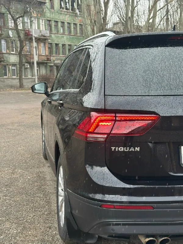 Продаётся volkswagen tiguan, 2017 год. 2.0 дизель, полный привод. автомобиль полностью обслужен и не требует вложений. замена масла и фильтров произведена всего 200 км назад. большое то выполнено 5 000 км назад: обслужена подвеска, тормоза, заменён ремень грм. экология отшита. комплектация: — камера заднего вида — подогрев всех сидений — подогрев руля, лобового стекла и зеркал — трёхзонный климат-контроль — адаптивные фары — сенсорная мультимедиа — apple carplay / android auto дополнительно: — два комплекта колёс с хорошей резиной автомобиль в отличном техническом и визуальном состоянии. готов к любым проверкам. цена - 1.950.000₽ - торг возможна продажа в кредит 📞 звоните / пишите — отвечу на все вопросы. +7 949 450 1721 📞 звоните: +7(949)4501721 - фотография - 4