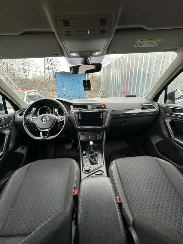 Продаётся volkswagen tiguan, 2017 год. 2.0 дизель, полный привод. автомобиль полностью обслужен и не требует вложений. замена масла и фильтров произведена всего 200 км назад. большое то выполнено 5 000 км назад: обслужена подвеска, тормоза, заменён ремень грм. экология отшита. комплектация: — камера заднего вида — подогрев всех сидений — подогрев руля, лобового стекла и зеркал — трёхзонный климат-контроль — адаптивные фары — сенсорная мультимедиа — apple carplay / android auto дополнительно: — два комплекта колёс с хорошей резиной автомобиль в отличном техническом и визуальном состоянии. готов к любым проверкам. цена - 1.950.000₽ - торг возможна продажа в кредит 📞 звоните / пишите — отвечу на все вопросы. +7 949 450 1721 📞 звоните: +7(949)4501721 - фотография - 5