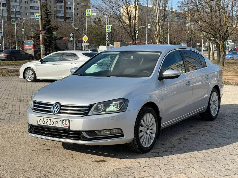 Продаётся volkswagen passat b7 2011 года выпуска, седан. двигатель 1.8 бензин, автоматическая коробка передач — работает плавно, без рывков. автомобиль в хорошем техническом состоянии, полностью на ходу, автомобиль полностью обслужен от а до я коробка обслужены полностью. дтп не было, кузов ровный, салон чистый, ухоженный. машина комфортная, вместительная, отлично подходит для повседневной езды и дальних поездок. комплектация: • климат-контроль • электростеклоподъёмники • подогрев сидений • мультимедиа • abs, esp • подушки безопасности документы в порядке, я хозяин. осмотр в г. мариуполь. +79498364847 леонид цена 1.1🍋 реальному покупателю — торг у капота, рассмотрю обмен предлагайте. 📲 tg: @pandylko 📞 звоните: +7(949)8364847 - фотография - 2