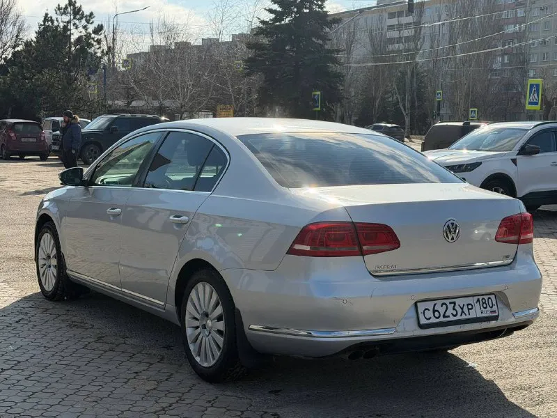Продаётся volkswagen passat b7 2011 года выпуска, седан. двигатель 1.8 бензин, автоматическая коробка передач — работает плавно, без рывков. автомобиль в хорошем техническом состоянии, полностью на ходу, автомобиль полностью обслужен от а до я коробка обслужены полностью. дтп не было, кузов ровный, салон чистый, ухоженный. машина комфортная, вместительная, отлично подходит для повседневной езды и дальних поездок. комплектация: • климат-контроль • электростеклоподъёмники • подогрев сидений • мультимедиа • abs, esp • подушки безопасности документы в порядке, я хозяин. осмотр в г. мариуполь. +79498364847 леонид цена 1.1🍋 реальному покупателю — торг у капота, рассмотрю обмен предлагайте. 📲 tg: @pandylko 📞 звоните: +7(949)8364847 - фотография - 3