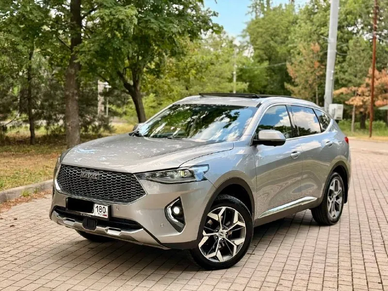 Продаю haval f7 2021 года. возможно обмен. 2.0 турбо полный привод 4х4 самая максимальная и богатая комплектация в ней есть все!! панорама крыша мульти руль климат контроль, датчики света, датчики дождя, кнопка старт стоп, беспроводная зарядка, подогрев сидений всех, подогрев зеркал, подогрев лобового, подогрев заднего, камеры 360, пактроники 360, и очень много чего другого долго перечислять! машина в новом состоянии вложений не требует масла фильтра заменены около 100км назад автомобиль заклеен броне пленкой все зоны риска. под ручками, капот крыша, зеркала, крылья, двери. я хозяин по документам собственник новая летняя резина. кому нужен действительно хороший автомобиль звоните!! +7949 537 04 18 цена 2 000 000 руб. писать звонить в любое время. город донецк. телеграмм привязан - фотография - 2