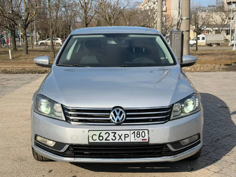 Продаётся volkswagen passat b7 2011 года выпуска, седан. двигатель 1.8 бензин, автоматическая коробка передач — работает плавно, без рывков. автомобиль в хорошем техническом состоянии, полностью на ходу, автомобиль полностью обслужен от а до я мотор коробка обслужены полностью. дтп не было, кузов ровный, салон чистый, ухоженный. машина комфортная, вместительная, отлично подходит для повседневной езды и дальних поездок. комплектация: • климат-контроль • электростеклоподъёмники • подогрев сидений • мультимедиа • abs, esp • подушки безопасности документы в порядке, я хозяин. осмотр в г. мариуполь. +79498364847 леонид цена 1.1🍋 реальному покупателю — торг у капота, рассмотрю обмен предлагайте. - фотография - 1
