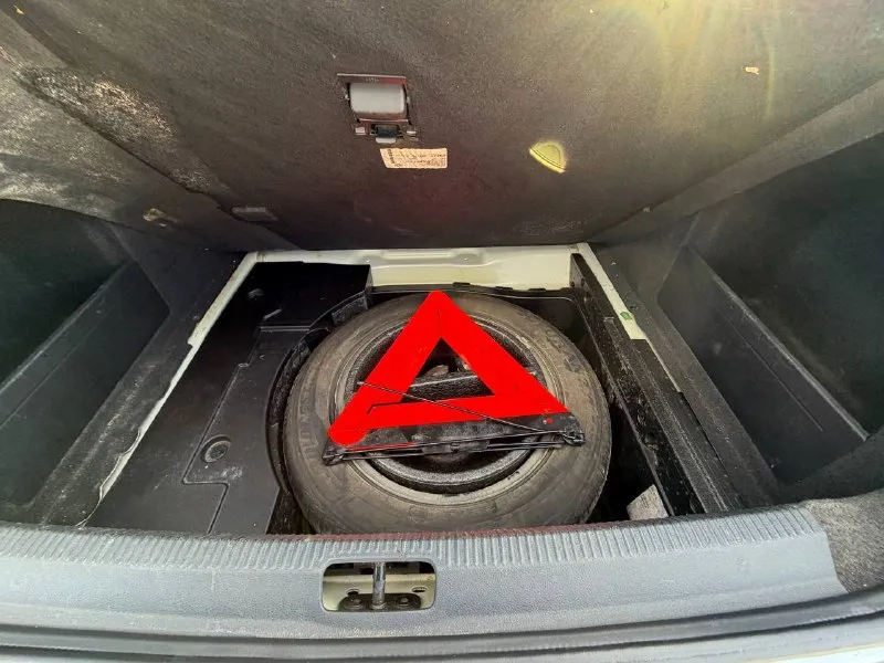Продаётся volkswagen passat b7 2011 года выпуска, седан. двигатель 1.8 бензин, автоматическая коробка передач — работает плавно, без рывков. автомобиль в хорошем техническом состоянии, полностью на ходу, автомобиль полностью обслужен от а до я мотор коробка обслужены полностью. дтп не было, кузов ровный, салон чистый, ухоженный. машина комфортная, вместительная, отлично подходит для повседневной езды и дальних поездок. комплектация: • климат-контроль • электростеклоподъёмники • подогрев сидений • мультимедиа • abs, esp • подушки безопасности документы в порядке, я хозяин. осмотр в г. мариуполь. +79498364847 леонид цена 1.1🍋 реальному покупателю — торг у капота, рассмотрю обмен предлагайте. - фотография - 10