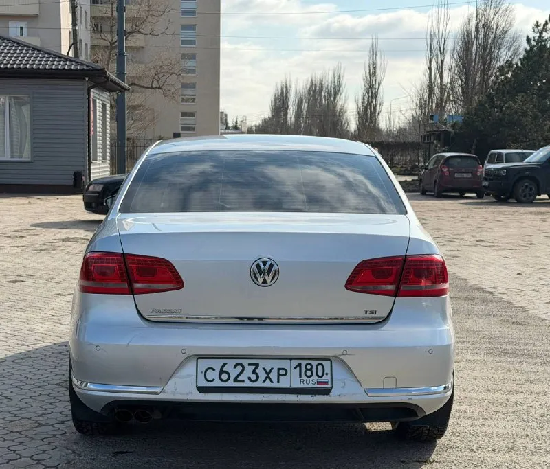Продаётся volkswagen passat b7 2011 года выпуска, седан. двигатель 1.8 бензин, автоматическая коробка передач — работает плавно, без рывков. автомобиль в хорошем техническом состоянии, полностью на ходу, автомобиль полностью обслужен от а до я мотор коробка обслужены полностью. дтп не было, кузов ровный, салон чистый, ухоженный. машина комфортная, вместительная, отлично подходит для повседневной езды и дальних поездок. комплектация: • климат-контроль • электростеклоподъёмники • подогрев сидений • мультимедиа • abs, esp • подушки безопасности документы в порядке, я хозяин. осмотр в г. мариуполь. +79498364847 леонид цена 1.1🍋 реальному покупателю — торг у капота, рассмотрю обмен предлагайте. - фотография - 4