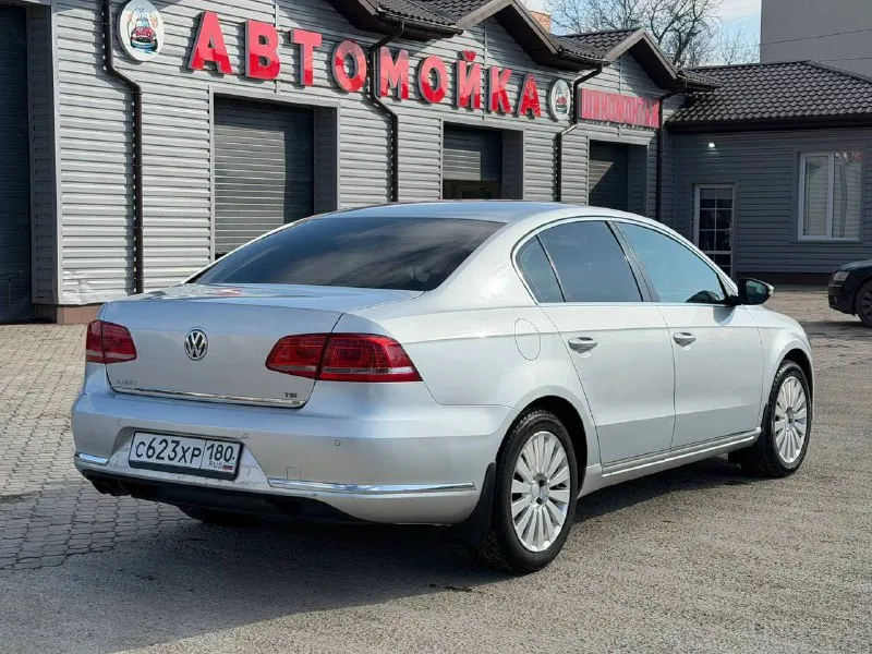 Продаётся volkswagen passat b7 2011 года выпуска, седан. двигатель 1.8 бензин, автоматическая коробка передач — работает плавно, без рывков. автомобиль в хорошем техническом состоянии, полностью на ходу, автомобиль полностью обслужен от а до я мотор коробка обслужены полностью. дтп не было, кузов ровный, салон чистый, ухоженный. машина комфортная, вместительная, отлично подходит для повседневной езды и дальних поездок. комплектация: • климат-контроль • электростеклоподъёмники • подогрев сидений • мультимедиа • abs, esp • подушки безопасности документы в порядке, я хозяин. осмотр в г. мариуполь. +79498364847 леонид цена 1.1🍋 реальному покупателю — торг у капота, рассмотрю обмен предлагайте. - фотография - 5
