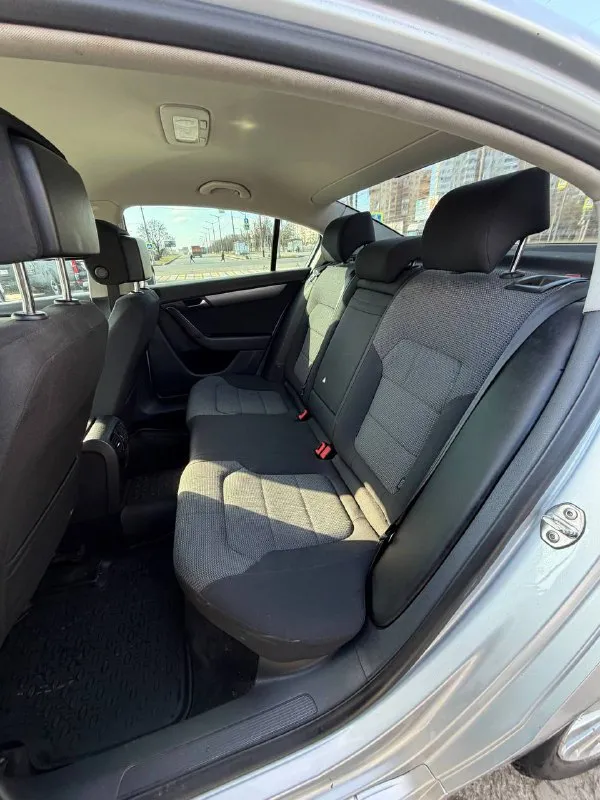 Продаётся volkswagen passat b7 2011 года выпуска, седан. двигатель 1.8 бензин, автоматическая коробка передач — работает плавно, без рывков. автомобиль в хорошем техническом состоянии, полностью на ходу, автомобиль полностью обслужен от а до я мотор коробка обслужены полностью. дтп не было, кузов ровный, салон чистый, ухоженный. машина комфортная, вместительная, отлично подходит для повседневной езды и дальних поездок. комплектация: • климат-контроль • электростеклоподъёмники • подогрев сидений • мультимедиа • abs, esp • подушки безопасности документы в порядке, я хозяин. осмотр в г. мариуполь. +79498364847 леонид цена 1.1🍋 реальному покупателю — торг у капота, рассмотрю обмен предлагайте. - фотография - 8
