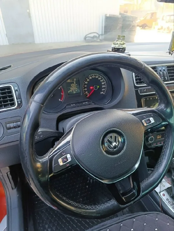Автор: продам автомобиль volkswagen polo 2017 года, в кузове оранжевого цвета, двигатель 1.6 коробка автомат, пробег 155 тыс. км, в такси не была, во владении больше года, автомобиль территориально в г. донецк цена 1150000, торг у капота, более подробная информация по н. т. +79497982399.. !!!наш телеграм канал [ бесплатное размещение за репост!!! правила сообщества [ мы в мах [ [ 📞 звоните: +7(949)7982399 - фотография - 2