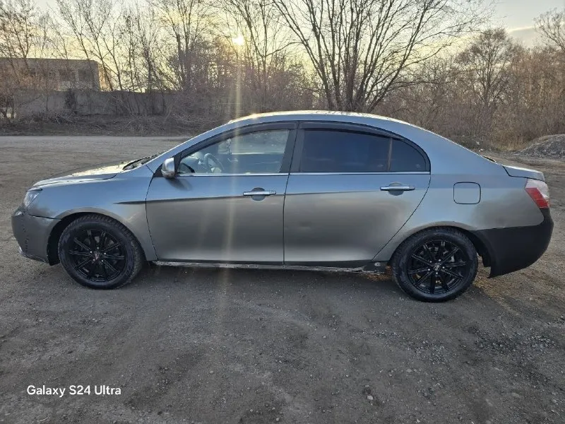 🚗 geely emgrand 2012 — надежный и экономичный автомобиль продаю geely emgrand 2012 года выпуска. цвет: серебристо-серый основные характеристики: год выпуска: 2012 двигатель: 1.8 новый есть коробка газ/бензин коробка: механика привод: передний пробег: 199000 состояние: машина в хорошем состоянии двигатель и коробка работают без нареканий ходовая обслужена салон чистый, не прокуренный дополнительно: кондиционер электростеклоподъемники музыка есть но нужно выводить провода центральный замок 💰 цена: 400.000 📍 осмотр: енакиево 📞 телефон: +79490404701 телеграмм +79494854748 торг у капота 📞 звоните: +7(949)0404701 - фотография - 1