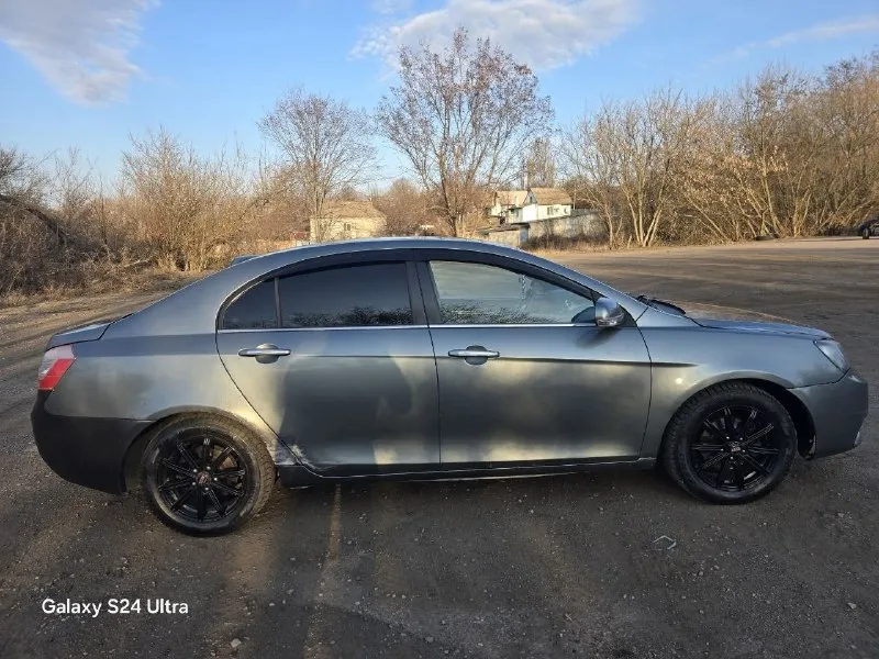 🚗 geely emgrand 2012 — надежный и экономичный автомобиль продаю geely emgrand 2012 года выпуска. цвет: серебристо-серый основные характеристики: год выпуска: 2012 двигатель: 1.8 новый есть коробка газ/бензин коробка: механика привод: передний пробег: 199000 состояние: машина в хорошем состоянии двигатель и коробка работают без нареканий ходовая обслужена салон чистый, не прокуренный дополнительно: кондиционер электростеклоподъемники музыка есть но нужно выводить провода центральный замок 💰 цена: 400.000 📍 осмотр: енакиево 📞 телефон: +79490404701 телеграмм +79494854748 торг у капота 📞 звоните: +7(949)0404701 - фотография - 2