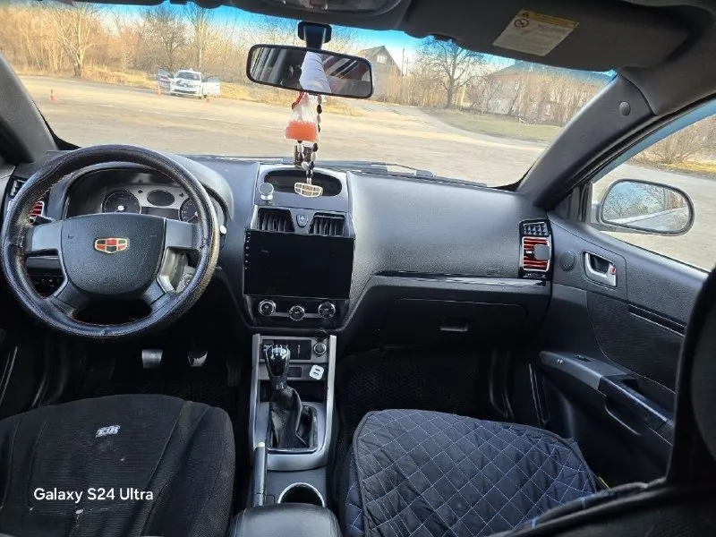 🚗 geely emgrand 2012 — надежный и экономичный автомобиль продаю geely emgrand 2012 года выпуска. цвет: серебристо-серый основные характеристики: год выпуска: 2012 двигатель: 1.8 новый есть коробка газ/бензин коробка: механика привод: передний пробег: 199000 состояние: машина в хорошем состоянии двигатель и коробка работают без нареканий ходовая обслужена салон чистый, не прокуренный дополнительно: кондиционер электростеклоподъемники музыка есть но нужно выводить провода центральный замок 💰 цена: 400.000 📍 осмотр: енакиево 📞 телефон: +79490404701 телеграмм +79494854748 торг у капота 📞 звоните: +7(949)0404701 - фотография - 5