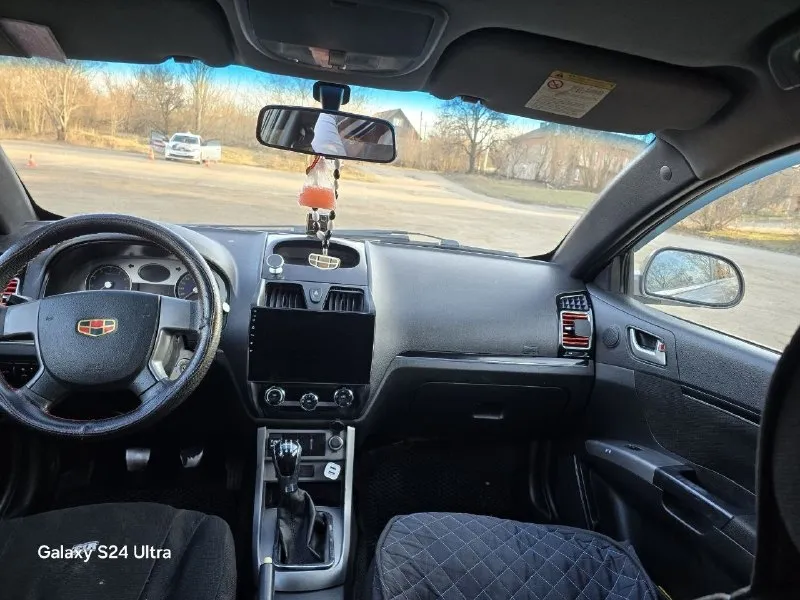 🚗 geely emgrand 2012 — надежный и экономичный автомобиль продаю geely emgrand 2012 года выпуска. цвет: серебристо-серый основные характеристики: год выпуска: 2012 двигатель: 1.8 новый есть коробка газ/бензин коробка: механика привод: передний пробег: 199000 состояние: машина в хорошем состоянии двигатель и коробка работают без нареканий ходовая обслужена салон чистый, не прокуренный дополнительно: кондиционер электростеклоподъемники музыка есть но нужно выводить провода центральный замок 💰 цена: 400.000 📍 осмотр: енакиево 📞 телефон: +79490404701 телеграмм +79494854748 торг у капота 📞 звоните: +7(949)0404701 - фотография - 6