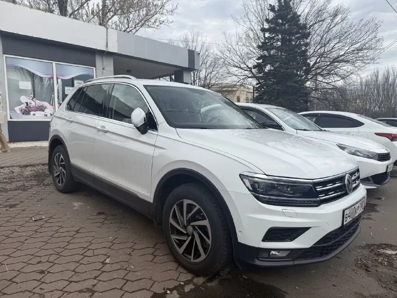 Volkswagen tiguan ll 2018г полный привод мотор 2.0 turbo + 7dsg dq-500 (самая надежная) мощность: 180л. с пробег: 65000 км. официальный дилерский автомобиль, не грузия. кузов в отличном состоянии! без дефектов. ухоженный салон. автомобиль полностью обслужен! мотор и коробка работают идеально. была сделана замена масла в коробке и двигателе. в комплектации: старт/стоп бесключевой доступ цифровая приборка с навигацией и ассистентами адаптивный круиз с удержанием дистанции в пробках камера заднего вида с омывателем омыватель фар электропривод багажника адаптивные фары mid led (full led поворотные+подсветка поворотов), full led задние фонари авто дальний свет парктроники в круг 360 климат 3 зонный подогрев сидений подогрев руля подогрев лобового и заднего стекла зеркала с памятью, подогревом подсветка ambient light всего салона датчики давления шин дистроник экстренное торможение контроль дистанции спереди и сзади максимальная мультимедия с навигацией, carplay и android дат 📞 звоните: +7(949)4120595 - фотография - 1