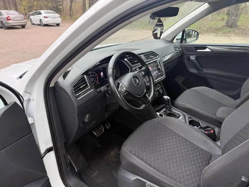Volkswagen tiguan ll 2018г полный привод мотор 2.0 turbo + 7dsg dq-500 (самая надежная) мощность: 180л. с пробег: 65000 км. официальный дилерский автомобиль, не грузия. кузов в отличном состоянии! без дефектов. ухоженный салон. автомобиль полностью обслужен! мотор и коробка работают идеально. была сделана замена масла в коробке и двигателе. в комплектации: старт/стоп бесключевой доступ цифровая приборка с навигацией и ассистентами адаптивный круиз с удержанием дистанции в пробках камера заднего вида с омывателем омыватель фар электропривод багажника адаптивные фары mid led (full led поворотные+подсветка поворотов), full led задние фонари авто дальний свет парктроники в круг 360 климат 3 зонный подогрев сидений подогрев руля подогрев лобового и заднего стекла зеркала с памятью, подогревом подсветка ambient light всего салона датчики давления шин дистроник экстренное торможение контроль дистанции спереди и сзади максимальная мультимедия с навигацией, carplay и android дат 📞 звоните: +7(949)4120595 - фотография - 7