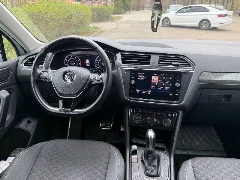 Volkswagen tiguan ll 2018г полный привод мотор 2.0 turbo + 7dsg dq-500 (самая надежная) мощность: 180л. с пробег: 65000 км. официальный дилерский автомобиль, не грузия. кузов в отличном состоянии! без дефектов. ухоженный салон. автомобиль полностью обслужен! мотор и коробка работают идеально. была сделана замена масла в коробке и двигателе. в комплектации: старт/стоп бесключевой доступ цифровая приборка с навигацией и ассистентами адаптивный круиз с удержанием дистанции в пробках камера заднего вида с омывателем омыватель фар электропривод багажника адаптивные фары mid led (full led поворотные+подсветка поворотов), full led задние фонари авто дальний свет парктроники в круг 360 климат 3 зонный подогрев сидений подогрев руля подогрев лобового и заднего стекла зеркала с памятью, подогревом подсветка ambient light всего салона датчики давления шин дистроник экстренное торможение контроль дистанции спереди и сзади максимальная мультимедия с навигацией, carplay и android дат 📞 звоните: +7(949)4120595 - фотография - 8