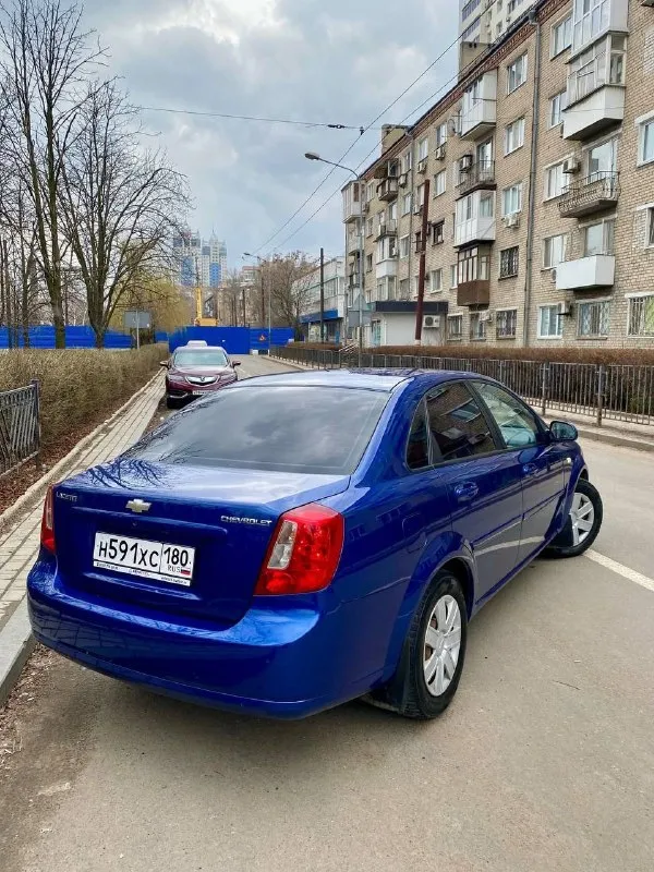 -Продам chevrolet lacetti 2009 года выпуска.
-Двигатель 1.6
-Пробег 170 тыс. Км. Родной, не крученый, не открученный, подтвержден автотекой.
- 2 Владельца , я хозяин, в птс вписан я, продаю я! Автомобиль всю жизнь в одной семье.
-Комплектация:
-4 Электростеклоподьемника
-Abs
-Гур
-Кондиционер(рабочий)
-Электрорегулировка зеркал
-Подогрев зеркал и заднего стекла
-Мультируль
Без дтп, весь в родном окрасе, кроме одной детали( убрали сколы ) цвет шикарный, на солнце выглядит изумительно. Кузов оцинкован, без рыжиков, без гнили и прочей ерунды. Пороги дно, все целое. Мотор, подвеска, кпп, без нареканий, все обслужено и поменяно, из недавнего, комплект грм, тормозные колодки, все жидкости включая масло в кпп. Салон целый, приятный, хорошая музыка. Авто на полном уверенном ходу. Нет никаких течей, стуков, скрипов. Масложора нет. Новая зимняя резина (шипы) за автомобиль не стыдно, уверен во всем, еще на долгое время без вложений
Цена 595 тыс. Торг у капота. Осмотр донецк
+79494755896 - фотография - 7